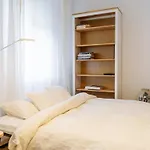 Cozy Central Apartment Near The Forest